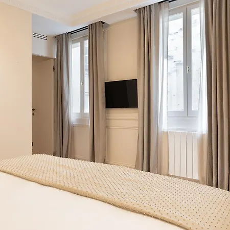 Pick A Flat's With Services In Opera Apartment *